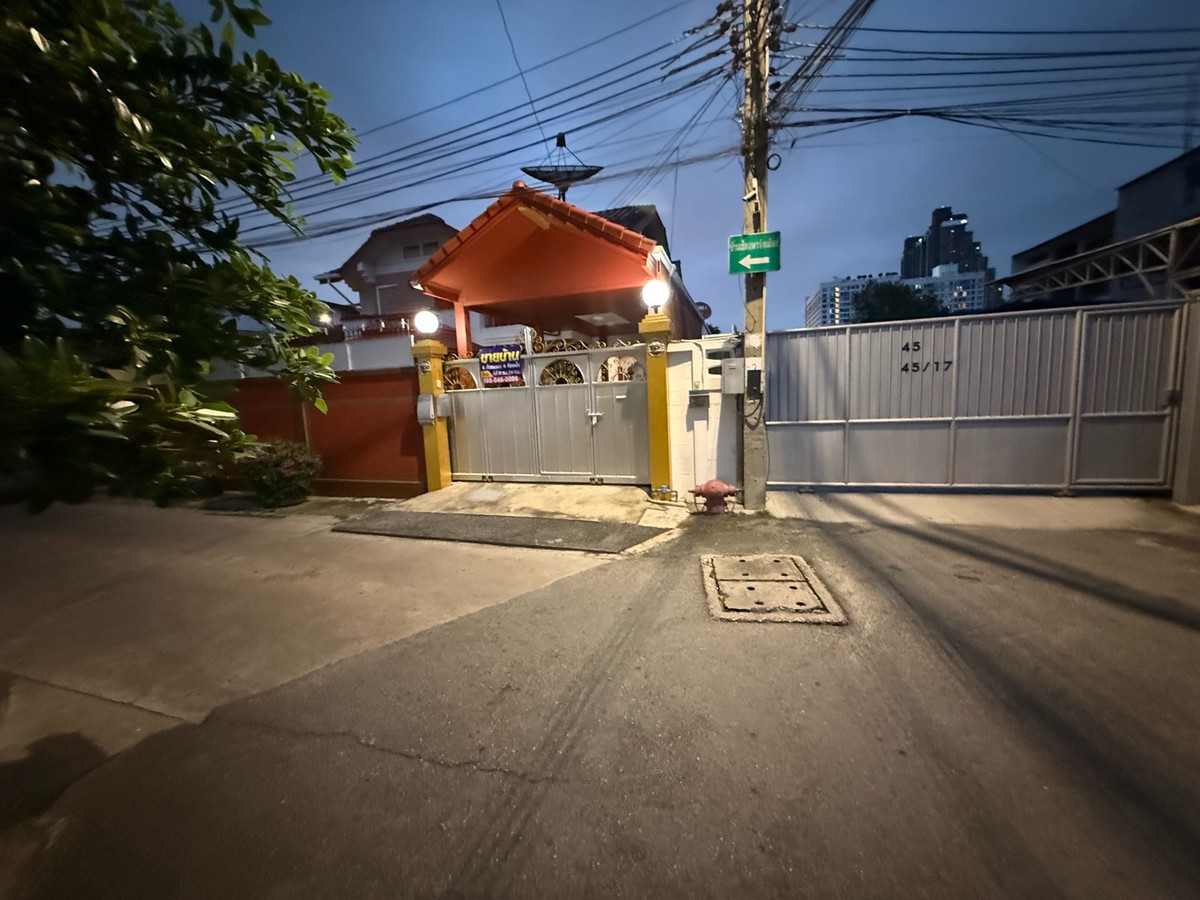 House 95 Sq. Gold Location 600 meters from the Green Wutthakat BTS. Loading...