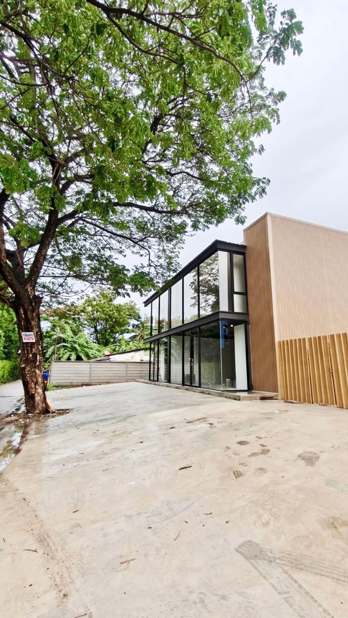 ให้เช่าร้านค้า/ตลาดนัดโชคชัย4 ลาดพร้าว71 : 🔥 ให้เช่าออฟฟิศ / สตูดิโอ / โชว์รูม /ร้านอาหาร/ คลินิค สไตล์ Modern – ทำเลดี ใกล้เซ็นทรัลอีสต์วิลล์ 🔥