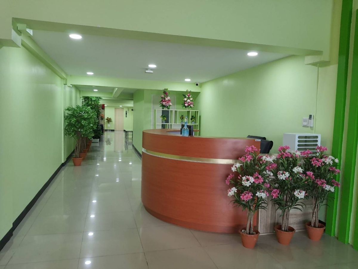 For RentShop HouseRatchadapisek, Huaikwang, Suttisan : For Rent: Commercial Building, 7 Rooms, 5 Bathrooms, Near Subway, Ready to Move in