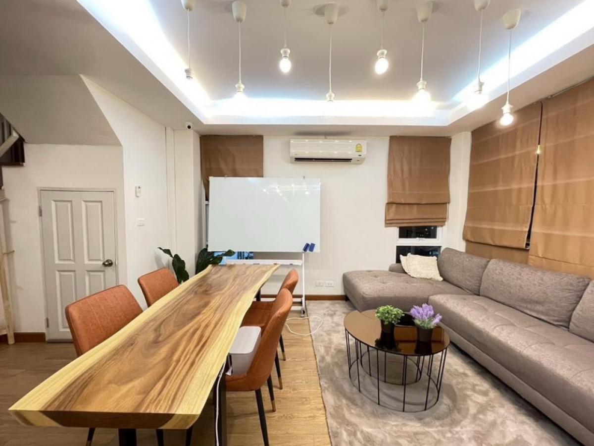 ให้เช่าทาวน์โฮมรัชดา ห้วยขวาง : 🏠พร้อมย้ายสิงหานี้ ‼️ ให้เช่าทาวน์เฮ้าส์ 3 ชั้น + ดาดฟ้า MRT รัชดาภิเษก – เดินเพียง 5 นาที