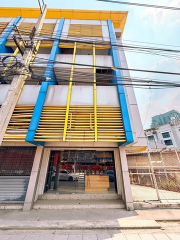 For RentShop HouseWongwianyai, Charoennakor : HR2243 for rent, 4 -story commercial buildings, rooms on the main road near BTS Wongwian Yai, suitable for office clinic, cafes, spa restaurants