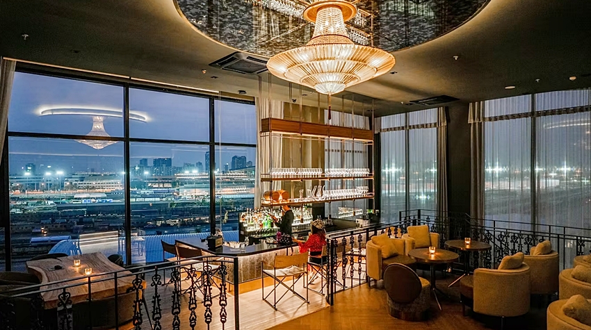 For RentRetail SpaceBang Sue, Wong Sawang, Tao Pun : Retail Space at 4-Star Hotel in Chatuchak - Krungthep Aphiwat Central Terminal