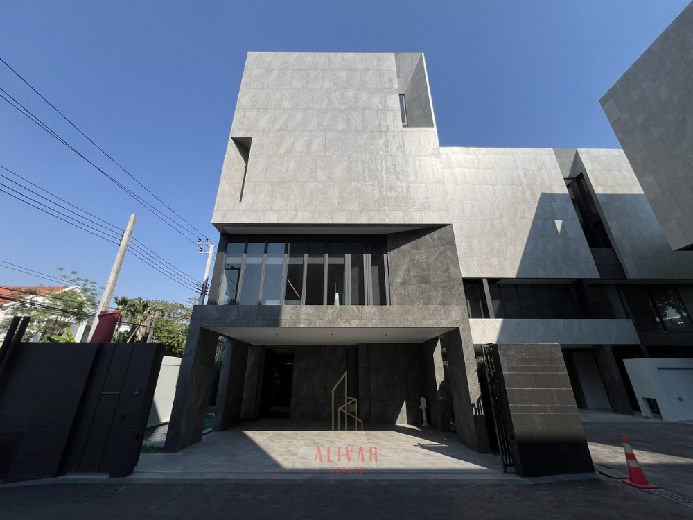 For RentHousePattanakan, Srinakarin : RH021125 Luxury Pool Villa at Srinakarin (531 SQ.M) Private Lift
