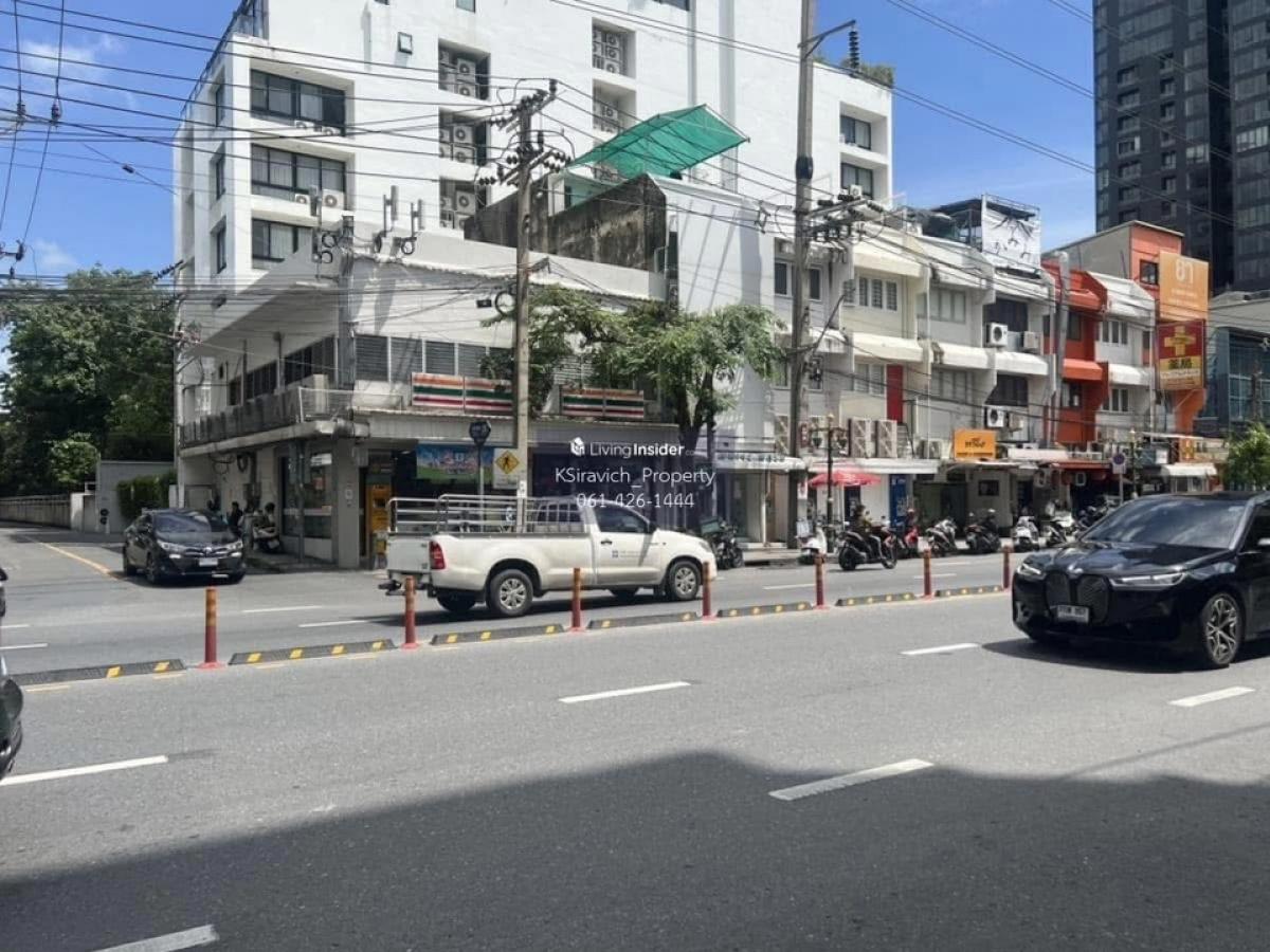 For SaleShop HouseSukhumvit, Asoke, Thonglor : Sell ​​commercial buildings, commercial buildings, adjacent to Sukhumvit 55 Road, opposite the Kamin Lee Hospital, Thonglor, 50 million baht per person.