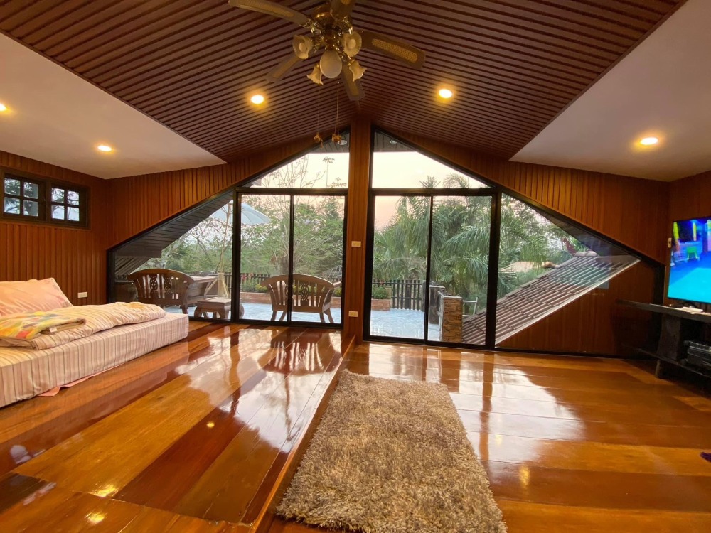 For RentHouseChiang Mai : For Rent - House for rent in an area of ​​1 rai  4 bedrooms (air) 2 bathrooms, 1 hall, the front of the house, the tent is adjacent to the Ping River, Ban Sop vetiver, San Sai, Chiang Mai 45,000 baht per month.
