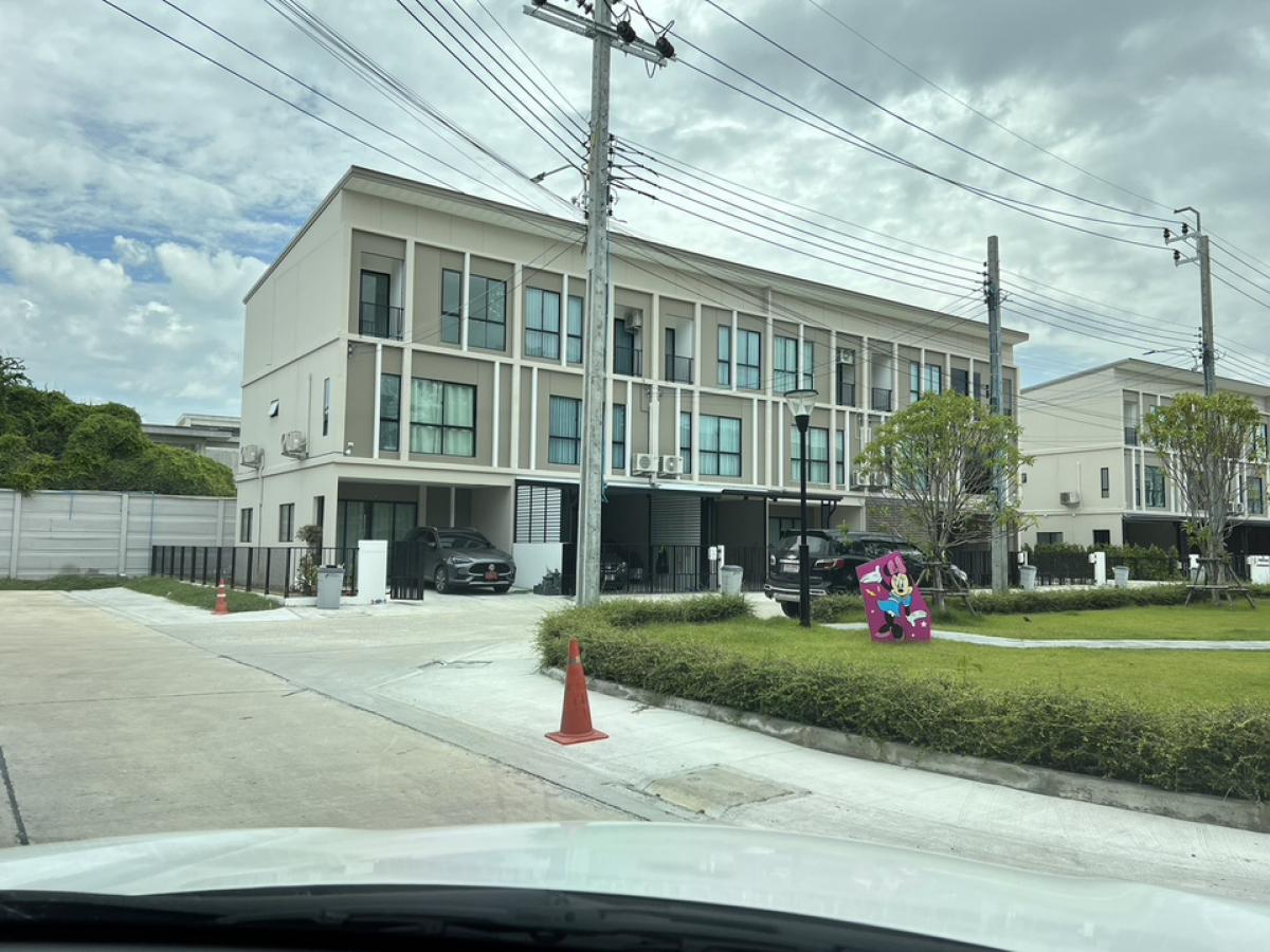 For RentTownhomePattanakan, Srinakarin : Rent a 3 -story townhouse house, Pasio Srinakarin Village, Rama 9