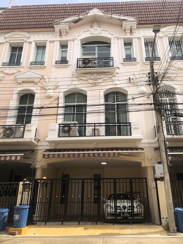 For RentTownhomeSapankwai,Jatujak : Rent 3 -story townhome Can enter-exit the project, both along the canal road and Vibhavadi Road Near Samian Nari Temple Bon Marche Market Prachachuen Expressway