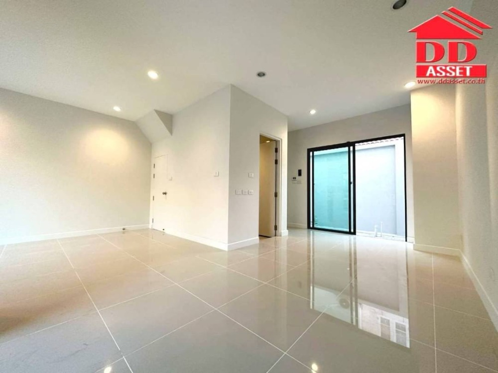 For RentTownhomeBangna, Bearing, Lasalle : 2 -story townhome for rent, VCom Pound Bangna - Srinakarin - Srinakarin, near Mega Bangna, T8120