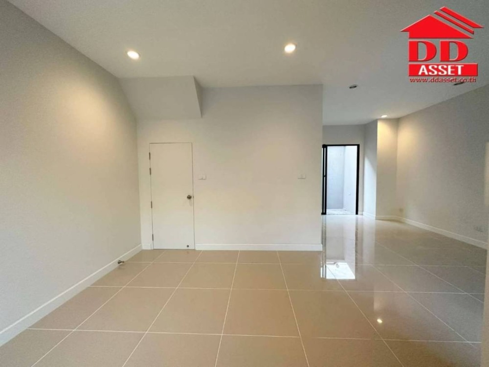 For RentTownhomeBangna, Bearing, Lasalle : 2 -story townhome for rent, VCom Pound Bangna - Srinakarin - Srinakarin, near Mega Bangna, T8120