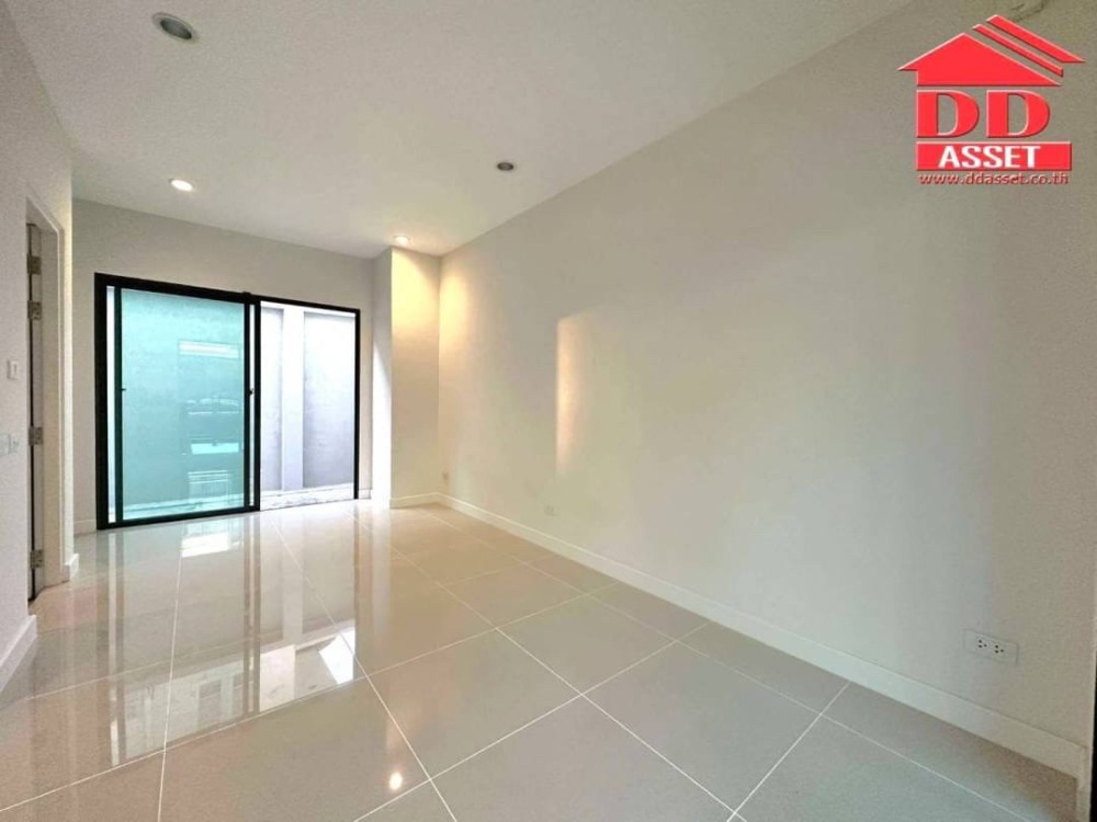 For RentTownhomeBangna, Bearing, Lasalle : 2 -story townhome for rent, VCom Pound Bangna - Srinakarin - Srinakarin, near Mega Bangna, T8120