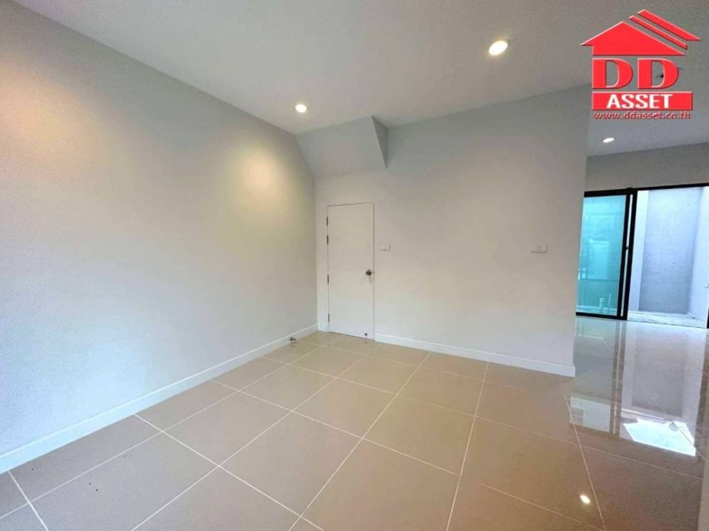 For RentTownhomeBangna, Bearing, Lasalle : 2 -story townhome for rent, VCom Pound Bangna - Srinakarin - Srinakarin, near Mega Bangna, T8120