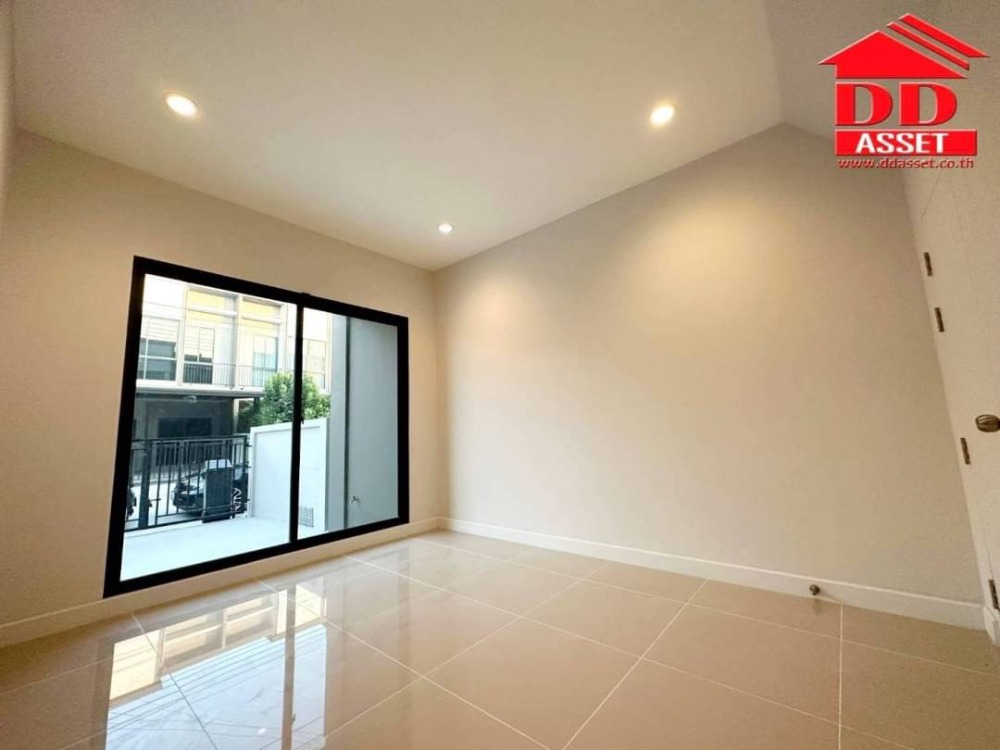 For RentTownhomeBangna, Bearing, Lasalle : 2 -story townhome for rent, VCom Pound Bangna - Srinakarin - Srinakarin, near Mega Bangna, T8120