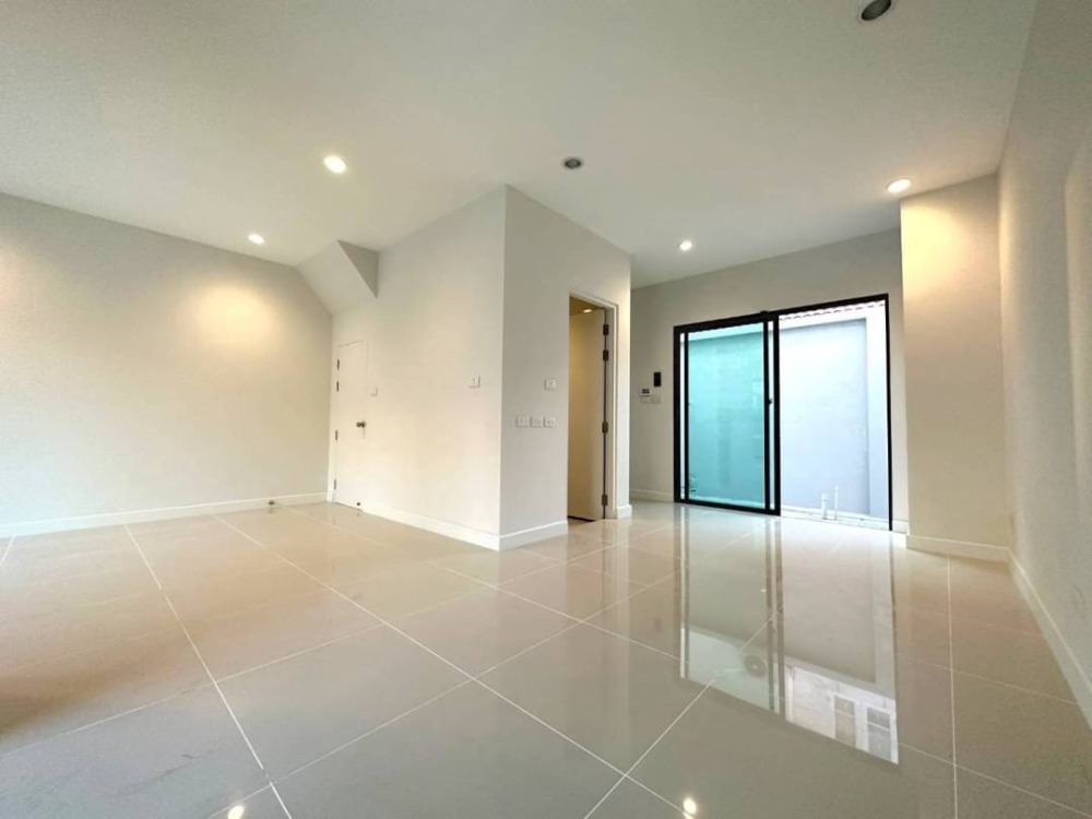 For RentTownhomeBangna, Bearing, Lasalle : 2 -story townhome for rent, VCom Pound Bangna - Srinakarin - Srinakarin, near Mega Bangna, T8120