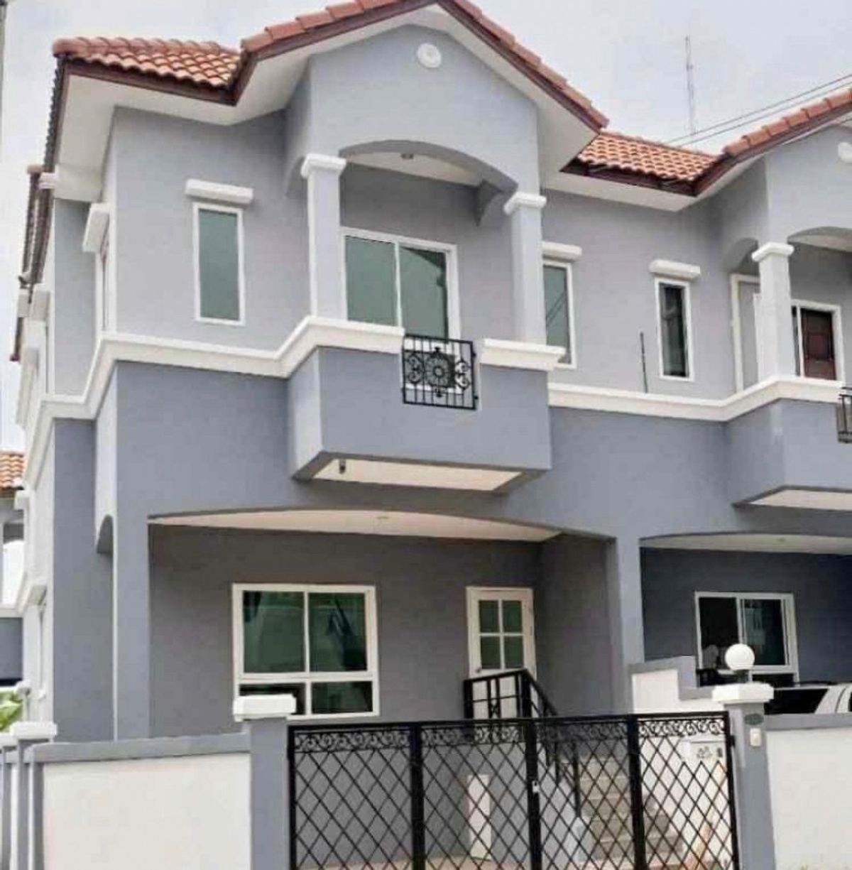 For RentTownhomeNawamin, Ramindra : 23,500.- 3-story townhome with furniture in the middle of the city of Watcharapol near the market near the expressway near Sarasas Sai School.