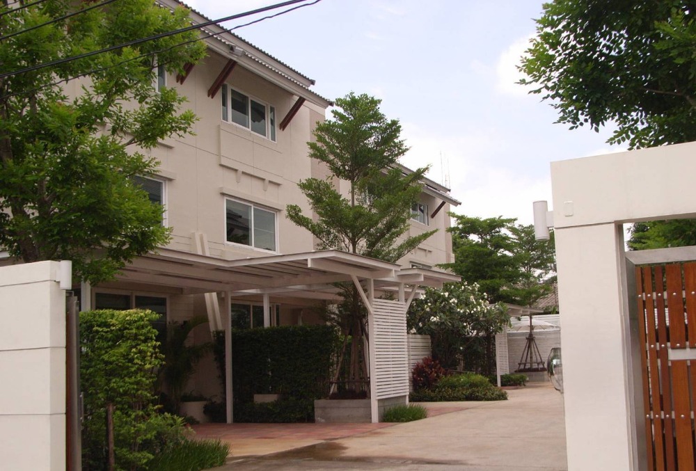 For RentHouseSukhumvit, Asoke, Thonglor : 📢👇petfriendly in Ekamai, for Rent Duplex 2 -storey, large detached house in the middle of Ekamai