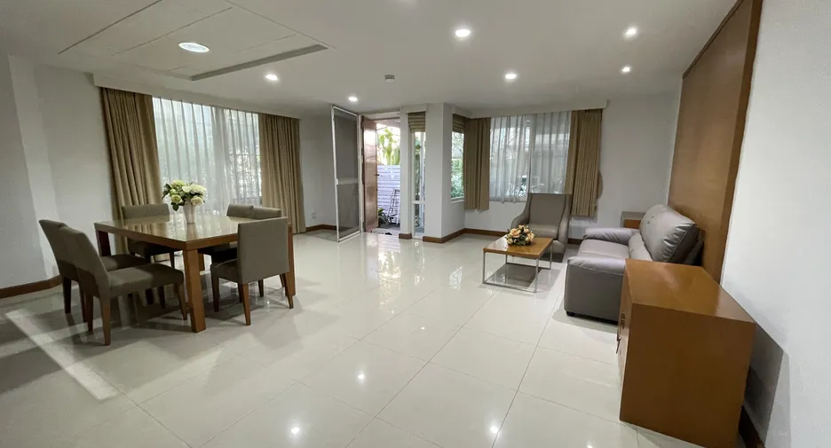 For RentHouseSukhumvit, Asoke, Thonglor : 📢👇petfriendly in Ekamai, for Rent Duplex 2 -storey, large detached house in the middle of Ekamai