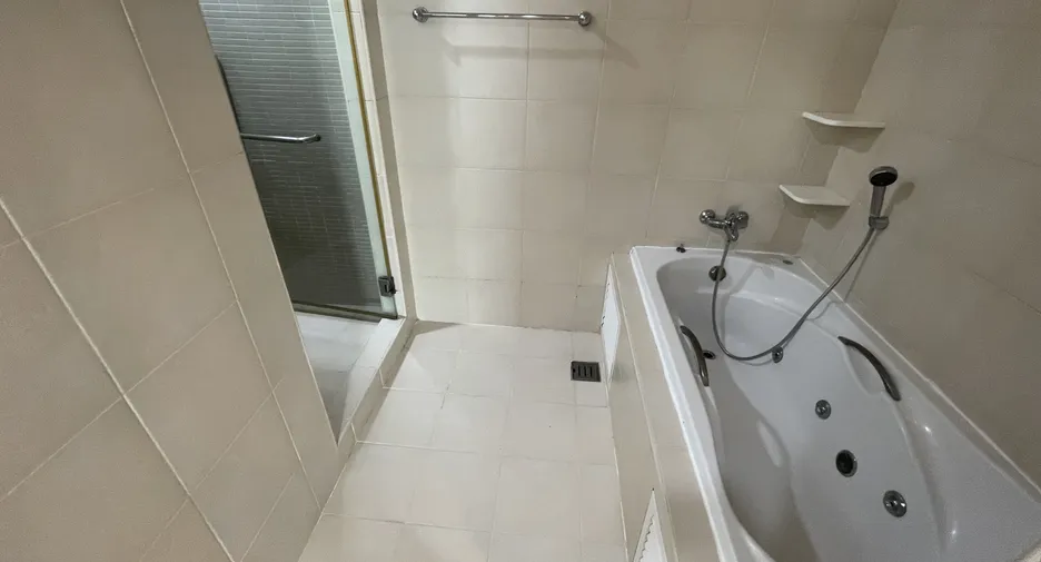 For RentHouseSukhumvit, Asoke, Thonglor : 📢👇petfriendly in Ekamai, for Rent Duplex 2 -storey, large detached house in the middle of Ekamai