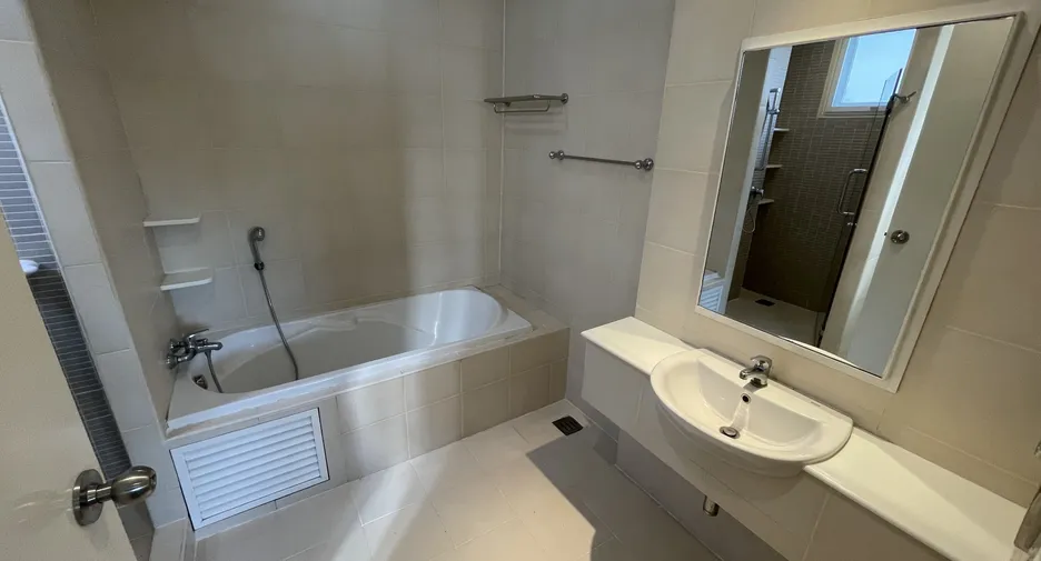 For RentHouseSukhumvit, Asoke, Thonglor : 📢👇petfriendly in Ekamai, for Rent Duplex 2 -storey, large detached house in the middle of Ekamai