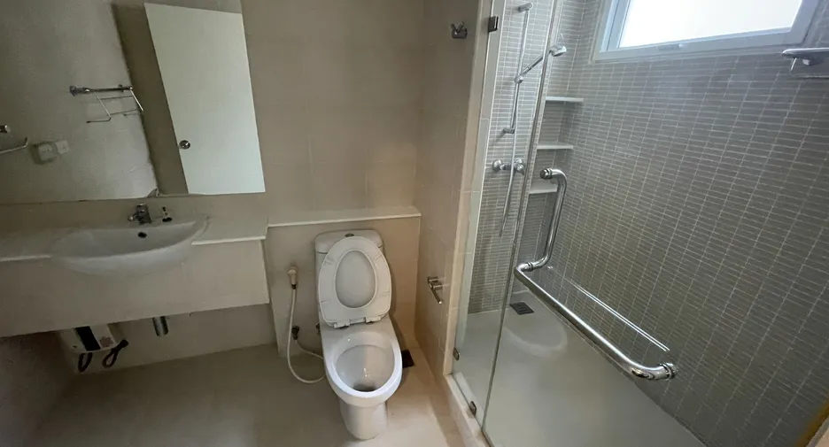 For RentHouseSukhumvit, Asoke, Thonglor : 📢👇petfriendly in Ekamai, for Rent Duplex 2 -storey, large detached house in the middle of Ekamai