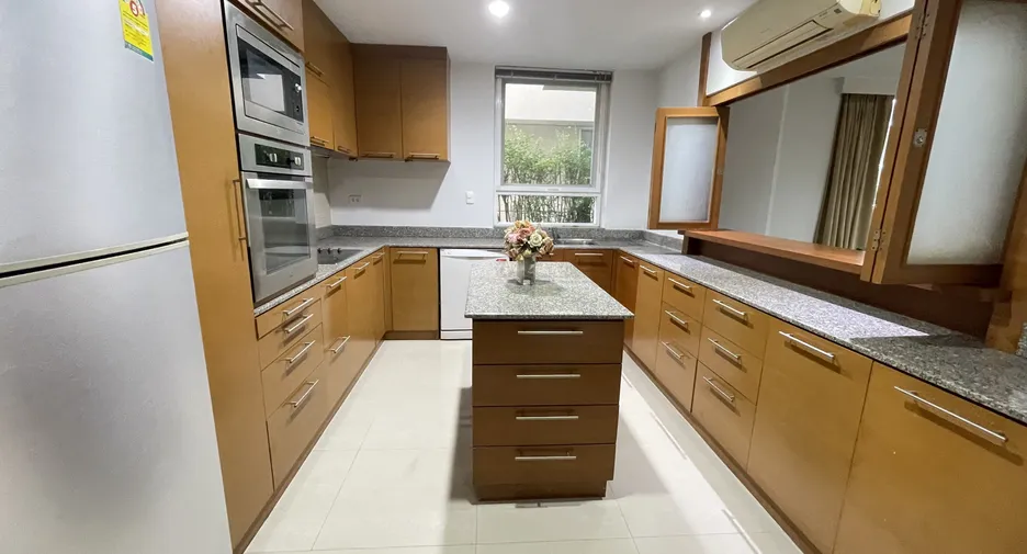 For RentHouseSukhumvit, Asoke, Thonglor : 📢👇petfriendly in Ekamai, for Rent Duplex 2 -storey, large detached house in the middle of Ekamai