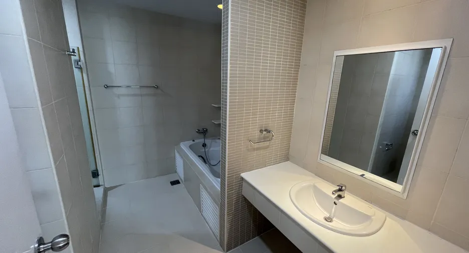 For RentHouseSukhumvit, Asoke, Thonglor : 📢👇petfriendly in Ekamai, for Rent Duplex 2 -storey, large detached house in the middle of Ekamai