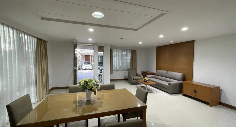 For RentHouseSukhumvit, Asoke, Thonglor : 📢👇petfriendly in Ekamai, for Rent Duplex 2 -storey, large detached house in the middle of Ekamai