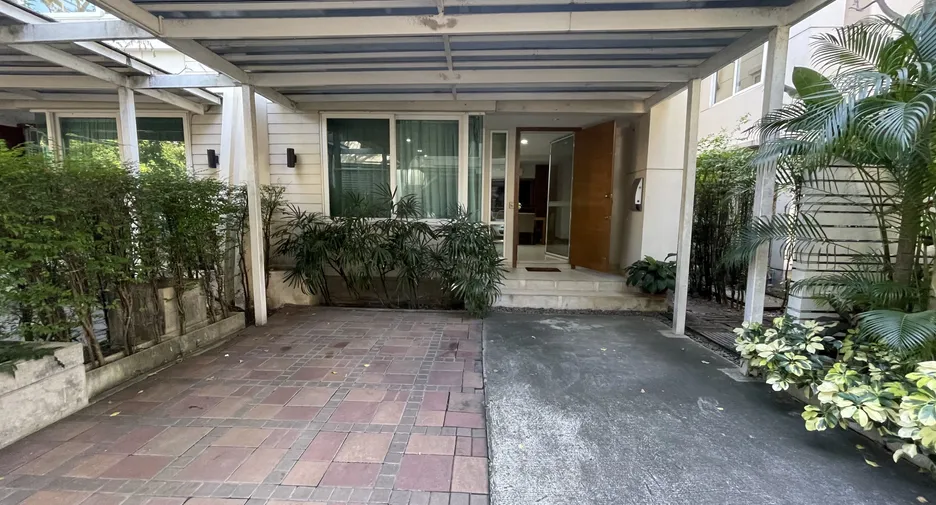 For RentHouseSukhumvit, Asoke, Thonglor : 📢👇petfriendly in Ekamai, for Rent Duplex 2 -storey, large detached house in the middle of Ekamai