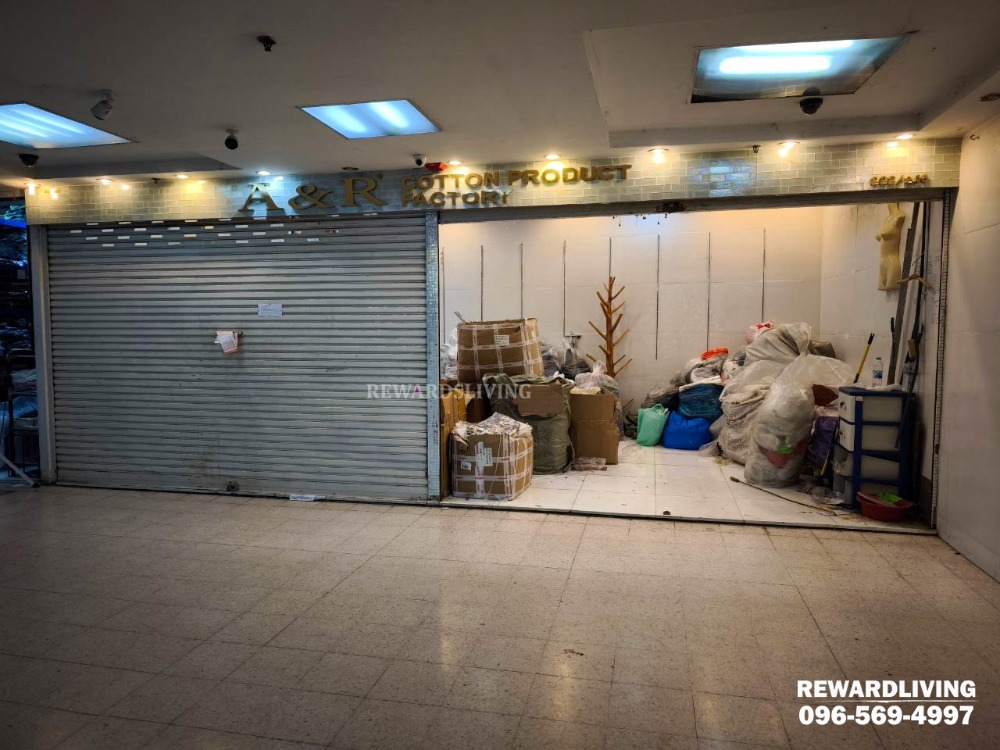 ขายร้านค้า/ตลาดนัดราชเทวี พญาไท : ขายห้องชุดที่ตึกใบหยก2 แหล่งค้าขาย ใจกลางเมือง  เหมาะสำหรับขายสินค้า หรือเพื่อการลงทุน Landmark Thailand อาคารมี 88 ชั้น อยู่ชั้น 2 ทำเลติดลิฟท์ และบันไดเลื่อน พื้นที่ 28.73 ตร.ม.