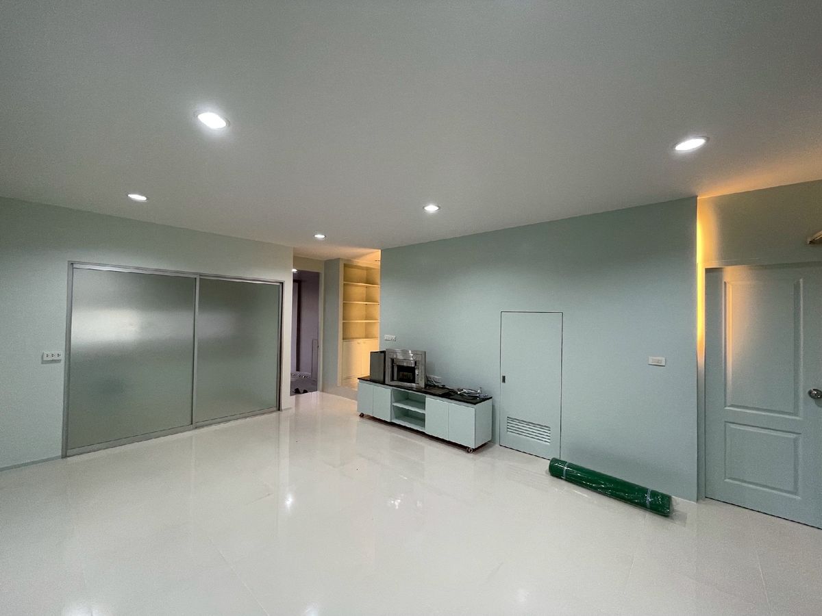 For RentTownhomePattanakan, Srinakarin : For rent 3 -story Town Home, Noble Cube, 5.5 meters wide, 4 bedrooms