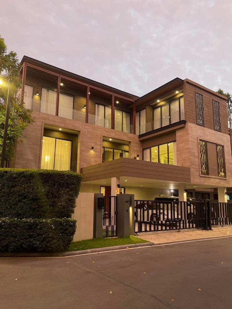 For RentHousePattanakan, Srinakarin : 📢👇 Luxury 3-Story House with In-Home Elevator
Equipped with a 10kW solar cell system to help reduce monthly electricity costs.Near many International schools, shopping malls and supermarkets , easily access to many routes 