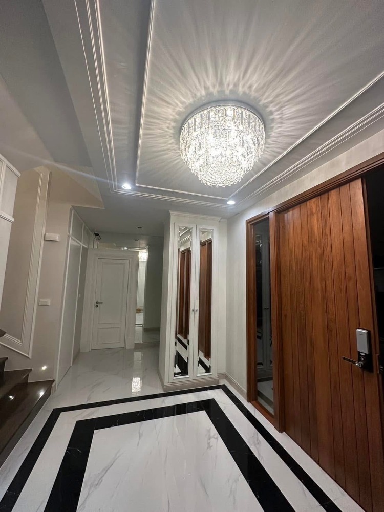 ให้เช่าบ้านพัฒนาการ ศรีนครินทร์ : House in Rama 9 Srinakarin ใกล้• Wellington International School 
 •โรงเรียนนานาชาติไบรตัน 
 •โรงพยาบาล SamitiveJ Srinakarin 
 •สนามกอล์ฟ Unico 
 •สนามกอล์ฟ Krungthep Kreetha