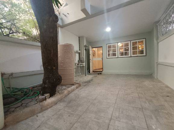 For RentTownhomeSukhumvit, Asoke, Thonglor : Rent a townhome, Sukhumvit Soi 10, Golden Location in the center of the city, suitable for airbnb