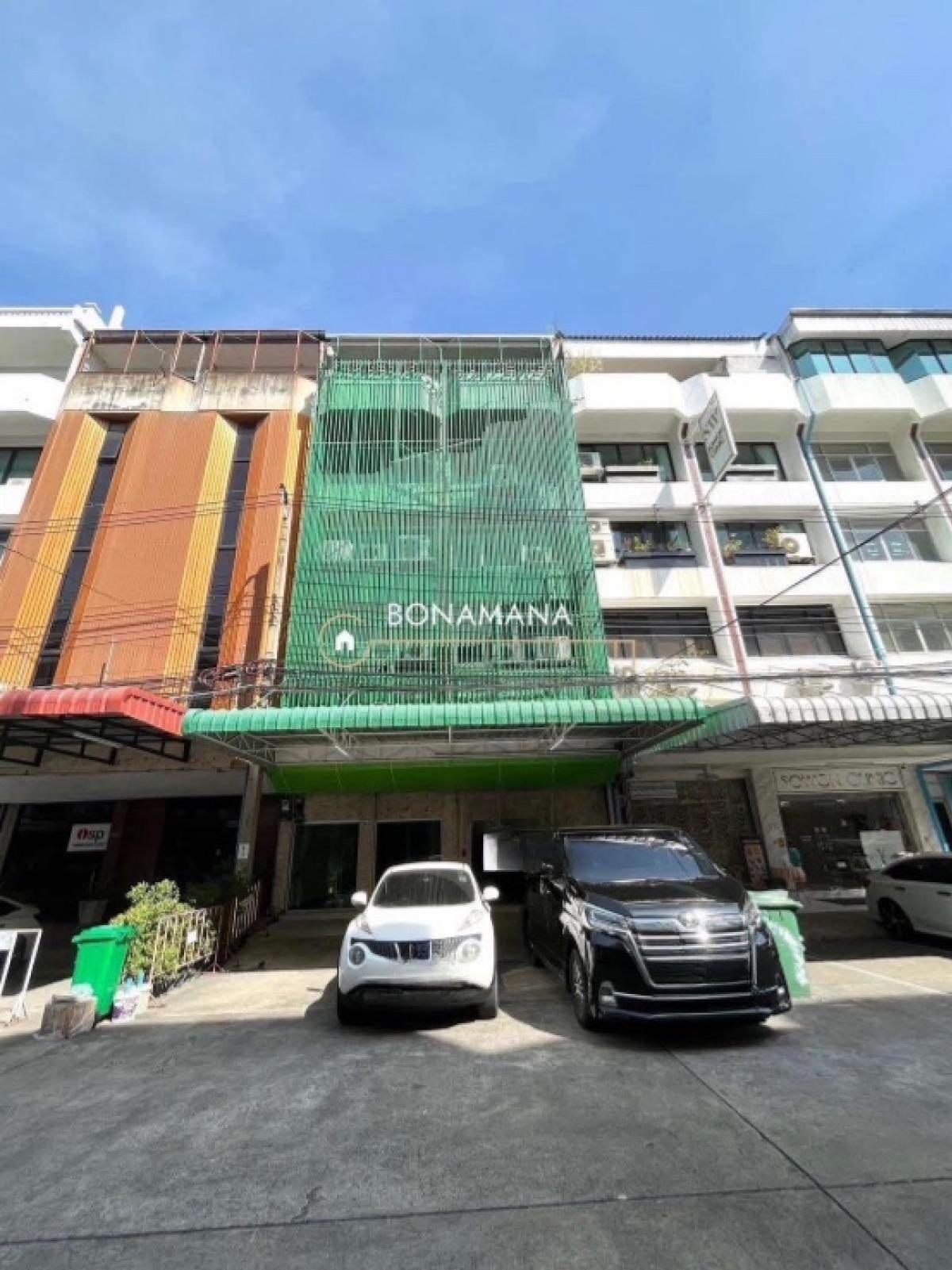 For RentRetail SpaceRatchadapisek, Huaikwang, Suttisan : Rent a 2 -story building, 6 floors, good location, next to the MRT MRT, Ratchadaphisek Station, 3 parking spaces, suitable for rent to do business