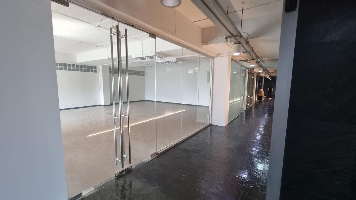 For RentOfficeSukhumvit, Asoke, Thonglor : Phrom Phong for rent Office 100 square meters. The ceiling is 3-4 meters high. Suitable for making a storefront and office.