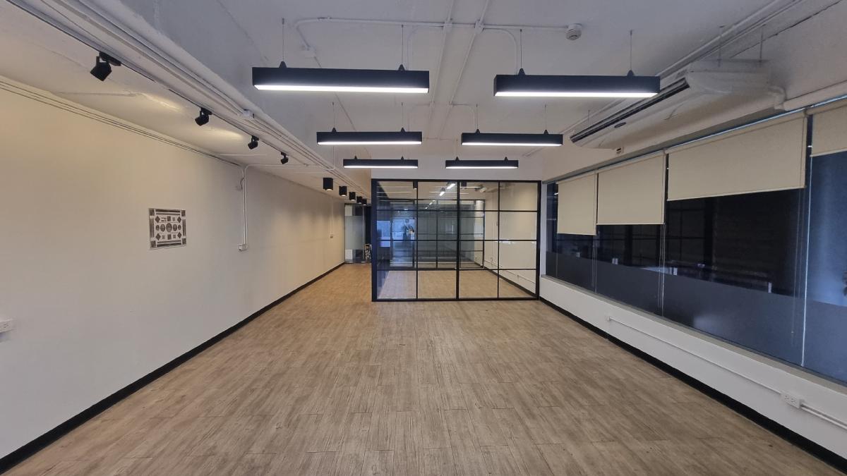 For RentOfficeSukhumvit, Asoke, Thonglor : Phrom Phong for rent Office 80 square meters. The ceiling is 3 meters high.