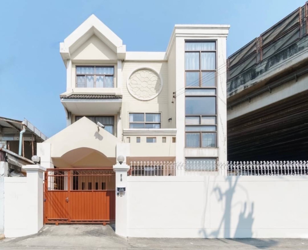 For RentShop HouseOnnut, Udomsuk : Charming 3-Storey House Sukhumvit 50 Near BTS on Nut