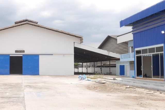 For RentWarehouseNawamin, Ramindra : RK619 Warehouse for rent. Phraya Suren 41 Land 3 Rai 2,000 sq.m. with 5 tons of cranes