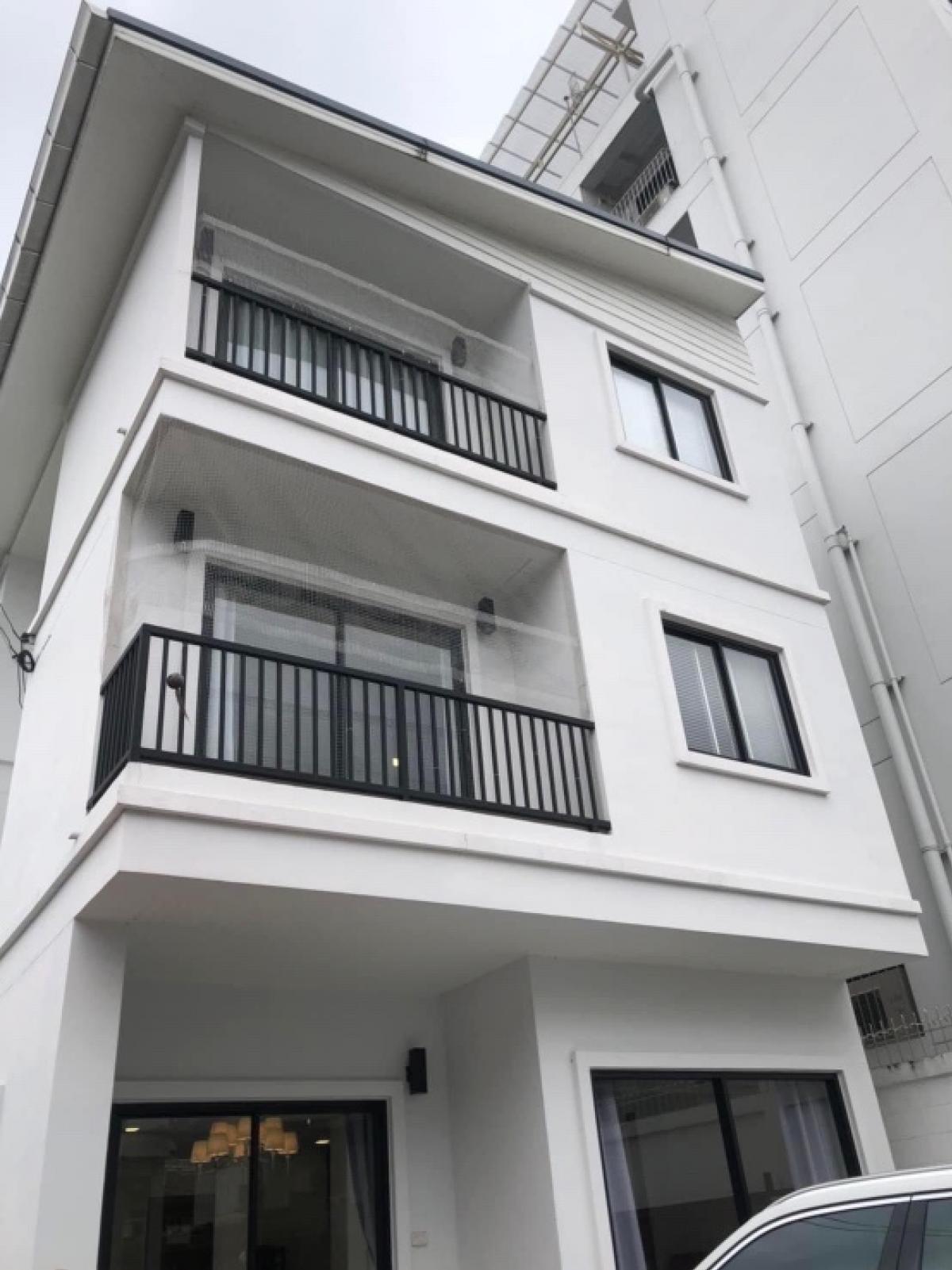 For SaleHouseSukhumvit, Asoke, Thonglor : 📢👇For sale with tenant (lease ends in March 2027), or the lease can be terminated in advance upon the buyer’s request.
Home, 3 -story office near Thonglor near the community The whole restaurant Hospital International School