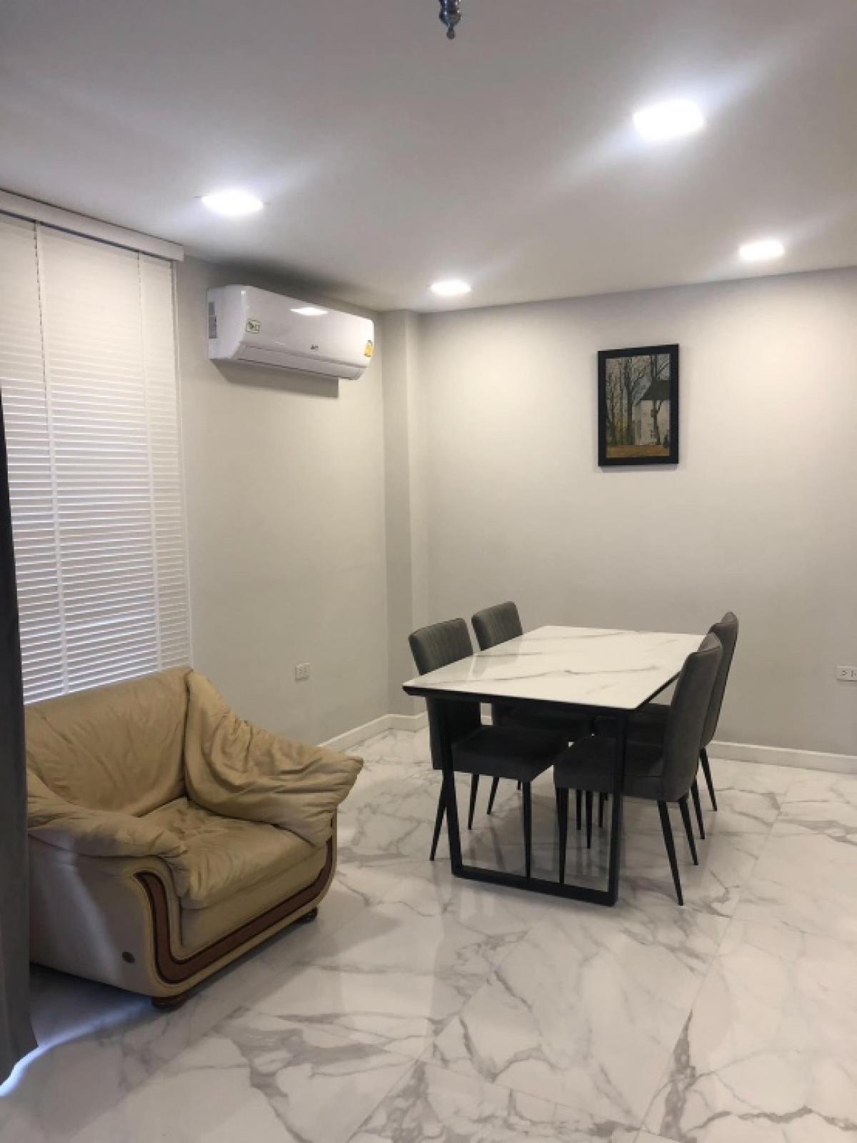 For SaleHouseSukhumvit, Asoke, Thonglor : 📢👇For sale with tenant (lease ends in March 2027), or the lease can be terminated in advance upon the buyer’s request.
Home, 3 -story office near Thonglor near the community The whole restaurant Hospital International School
