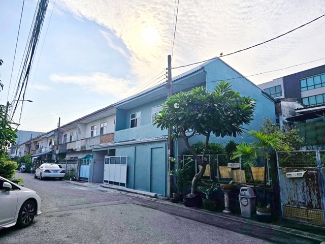 For RentTownhomeSapankwai,Jatujak : Never Using Ratchadaphisek Rd. MRT WongSawang BangSon 2-storey townhouse end unit renovated