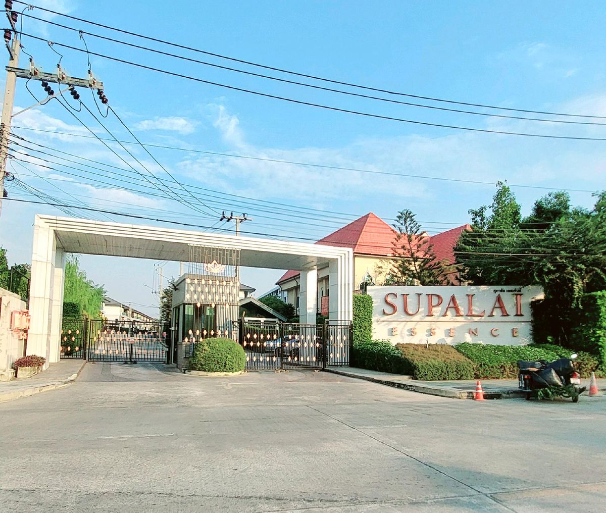 ขายบ้านลาดกระบัง สุวรรณภูมิ : ขายบ้าน 3 ชั้น ผนังบ้านไม่ติดกัน บ้านแต่งสวยแถมเฟอร์ทั้งหลัง ใกล้สวน 40.1 ตรว. มี 4 ห้องนอน 4 ห้องน้ำ พื้นที่ใช้สอย 243 ตรม. ขาย 10.9 ล้านบาท