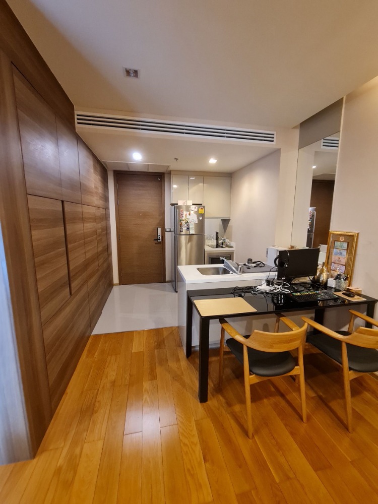 For SaleCondoSathorn, Narathiwat : 📌 Urgent sale, luxury condo in the heart of the city, good location The furniture is beautifully decorated. Convenient to travel near BTS St. Louis ready to move in.