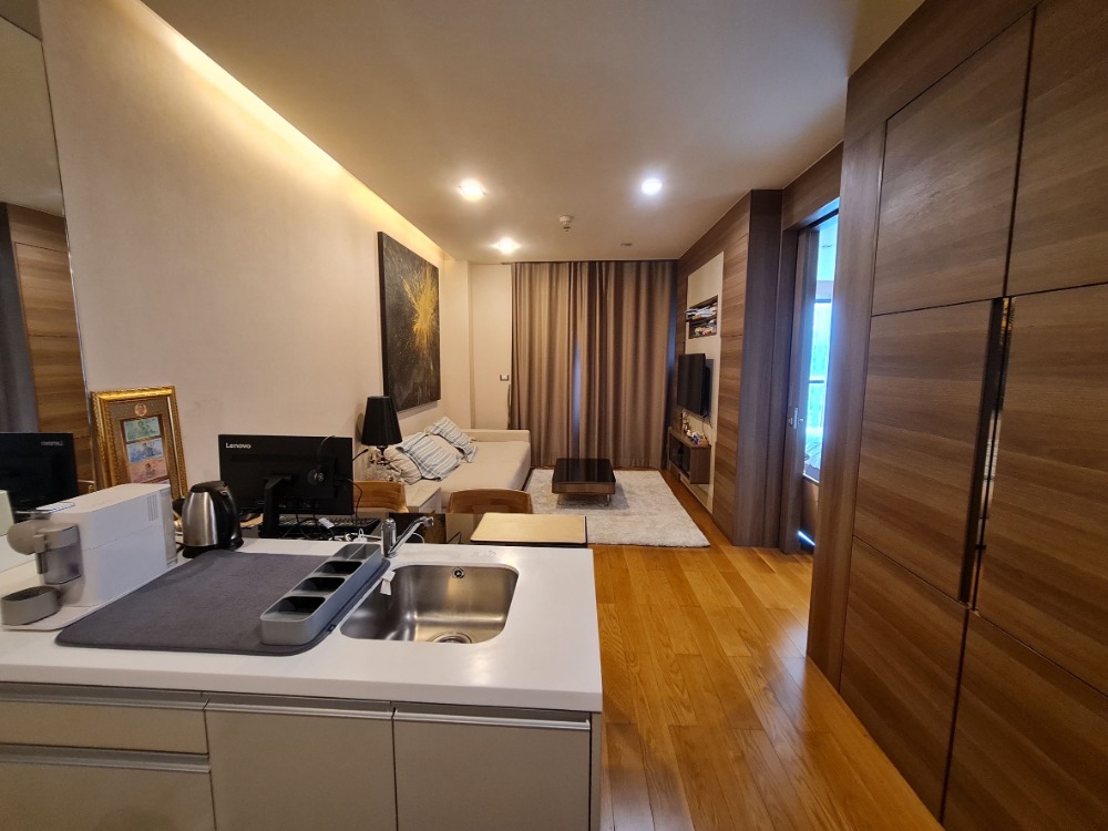 For SaleCondoSathorn, Narathiwat : 📌 Urgent sale, luxury condo in the heart of the city, good location The furniture is beautifully decorated. Convenient to travel near BTS St. Louis ready to move in.