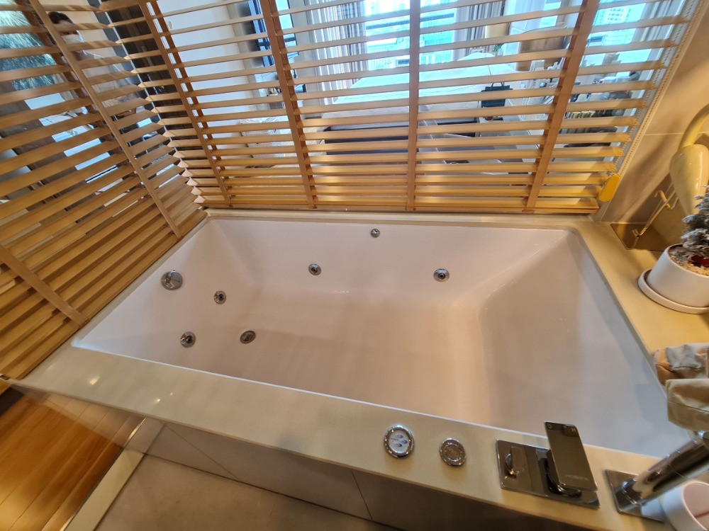 For SaleCondoSathorn, Narathiwat : 📌 Urgent sale, luxury condo in the heart of the city, good location The furniture is beautifully decorated. Convenient to travel near BTS St. Louis ready to move in.