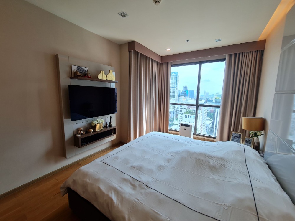 For SaleCondoSathorn, Narathiwat : 📌 Urgent sale, luxury condo in the heart of the city, good location The furniture is beautifully decorated. Convenient to travel near BTS St. Louis ready to move in.