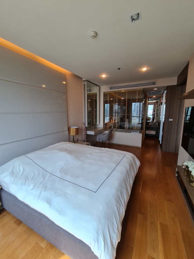For SaleCondoSathorn, Narathiwat : 📌 Urgent sale, luxury condo in the heart of the city, good location The furniture is beautifully decorated. Convenient to travel near BTS St. Louis ready to move in.
