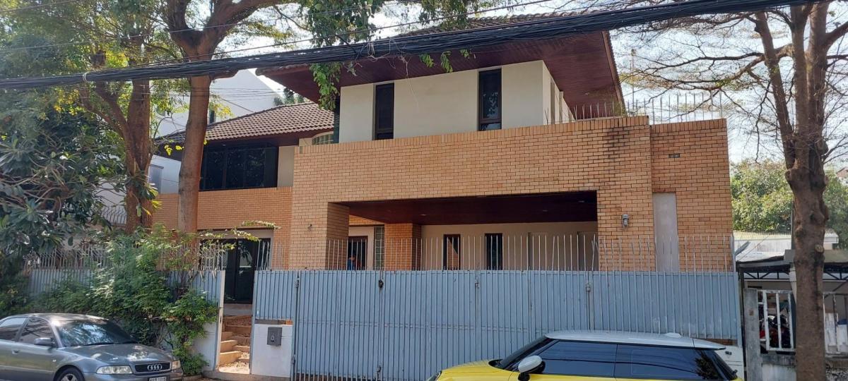 For RentHouseRatchadapisek, Huaikwang, Suttisan : Sutthasarn Choi Rd. 20 June for rent.  65,000, 2 floors, 2 floors 90 sq.w., 4 bedrooms, 3 air conditioners, some parts parking in 2 cars in front of the house, 3 cars, good location, walking near the Huai Khwang District Office/near Chan Bamphen School/ne