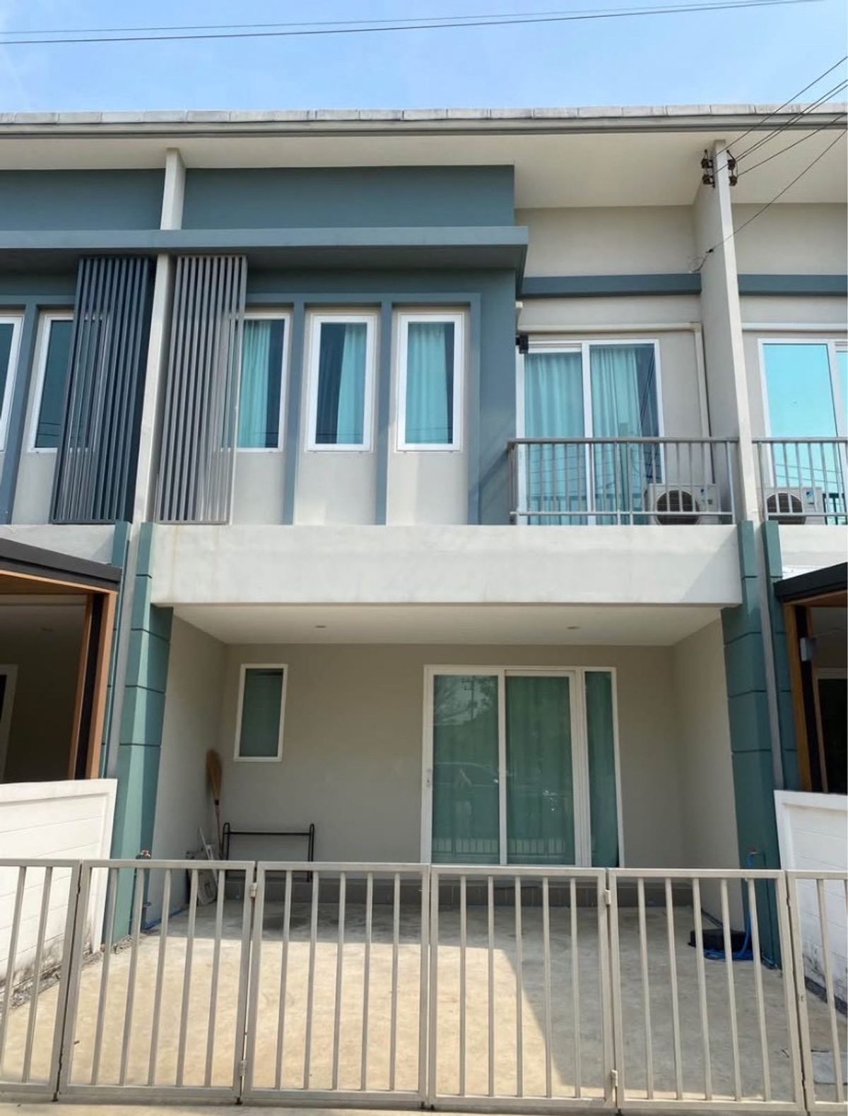 For RentTownhomePathum Thani,Rangsit, Thammasat : 12,000.- Townhome behind the corner of Lio Village, Ring Rangsit, Khlong 4, near Market Village Near Bangkok Glass Rose Garden