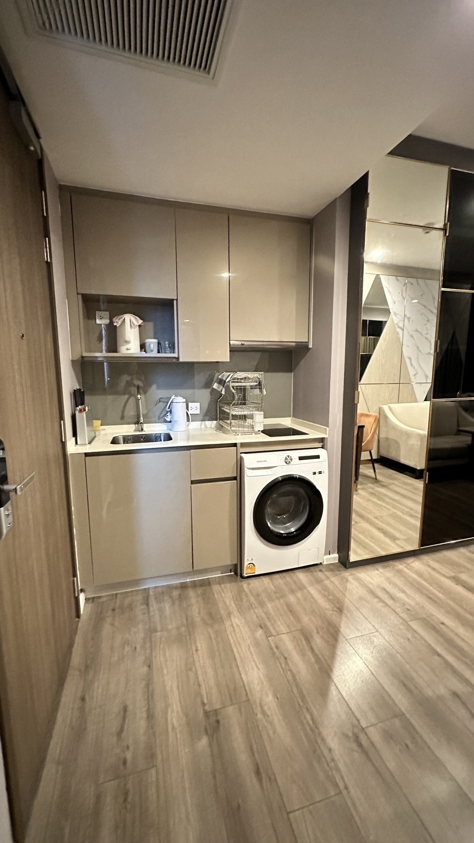 For RentCondoOnnut, Udomsuk : WHIZDOM ESSENCE SUKHUMVIT condo, beautiful room Ready to rent