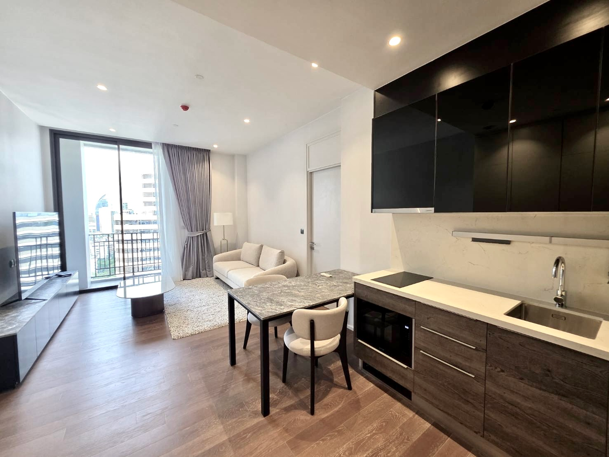 ให้เช่าคอนโดวิทยุ ชิดลม หลังสวน : Muniq Langsuan: 57.89 sqm. 1bed 1bath 57.89sqm. 70,000/mth. Am: 0656199198